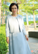 【时尚一点】汪明荃老是老了点，穿蓝色套裙却优雅高贵，这才是74岁该有的样子