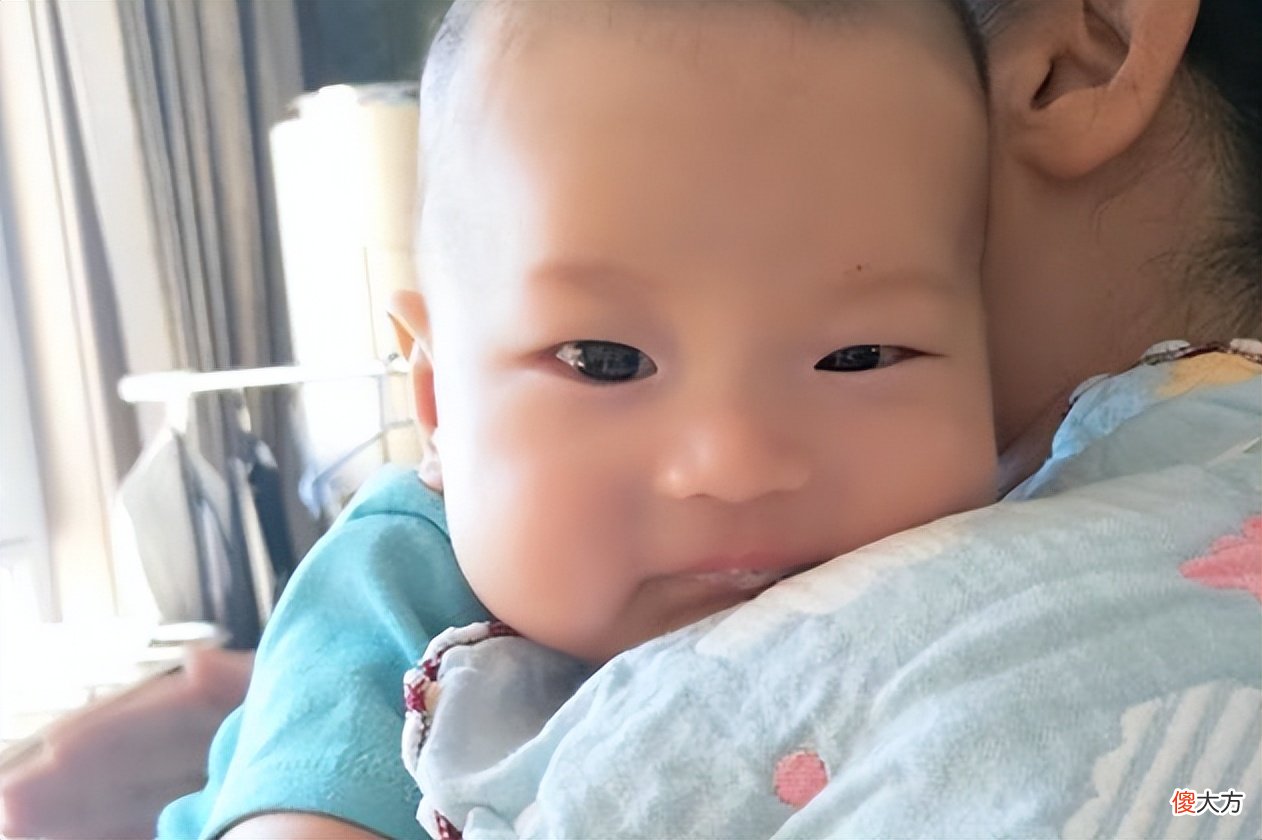 “早于这个时期不要竖抱孩子”儿科医生的忠告，新手父母不得不知