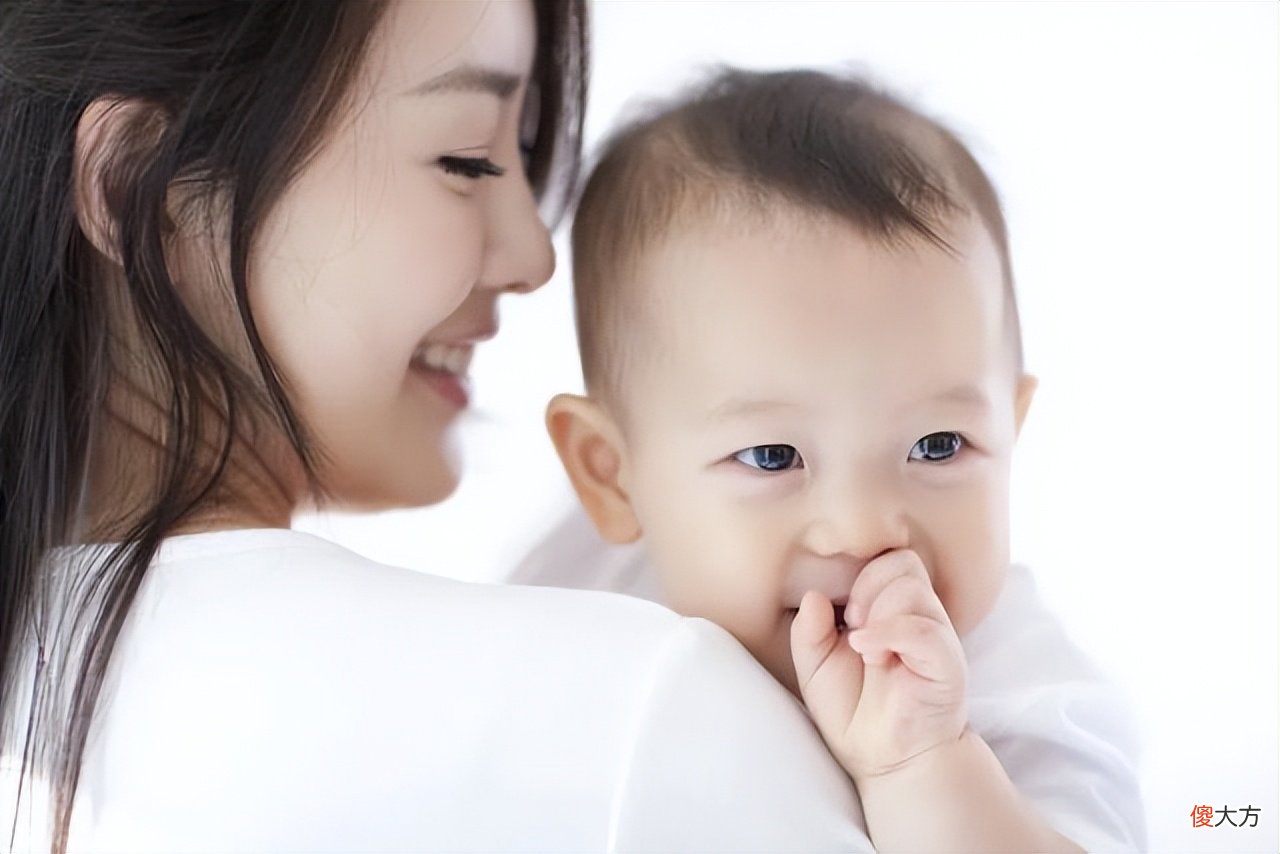 “早于这个时期不要竖抱孩子”儿科医生的忠告，新手父母不得不知