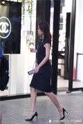 【时尚一点】黑色尖头细跟单鞋，10厘米的漆皮款式，搭配修身连衣长裙