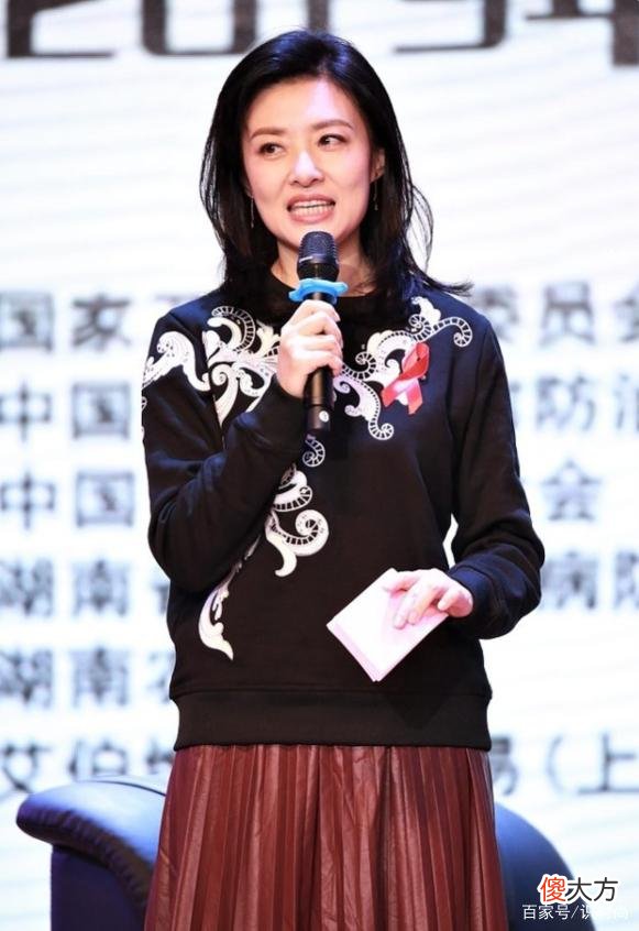 【时尚一点】周涛素颜现身机场，印花衬衫搭配直筒九分裤
