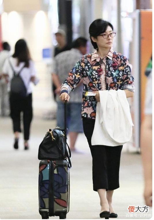 【时尚一点】周涛素颜现身机场，印花衬衫搭配直筒九分裤