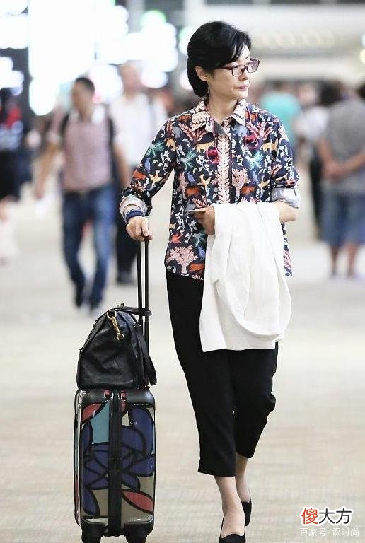 【时尚一点】周涛素颜现身机场，印花衬衫搭配直筒九分裤