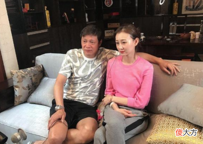 【就爱时尚】范志毅小16岁娇妻气质真好！穿粉卫衣青春逼人，和老公同框像父女