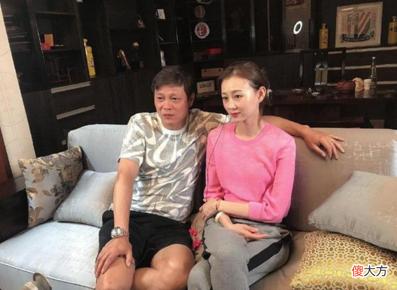 【就爱时尚】范志毅小16岁娇妻气质真好！穿粉卫衣青春逼人，和老公同框像父女