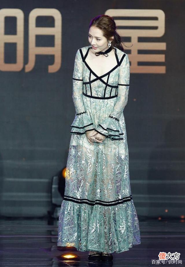 【时尚一点】蕾丝裙怎么穿才能显得优雅高贵？