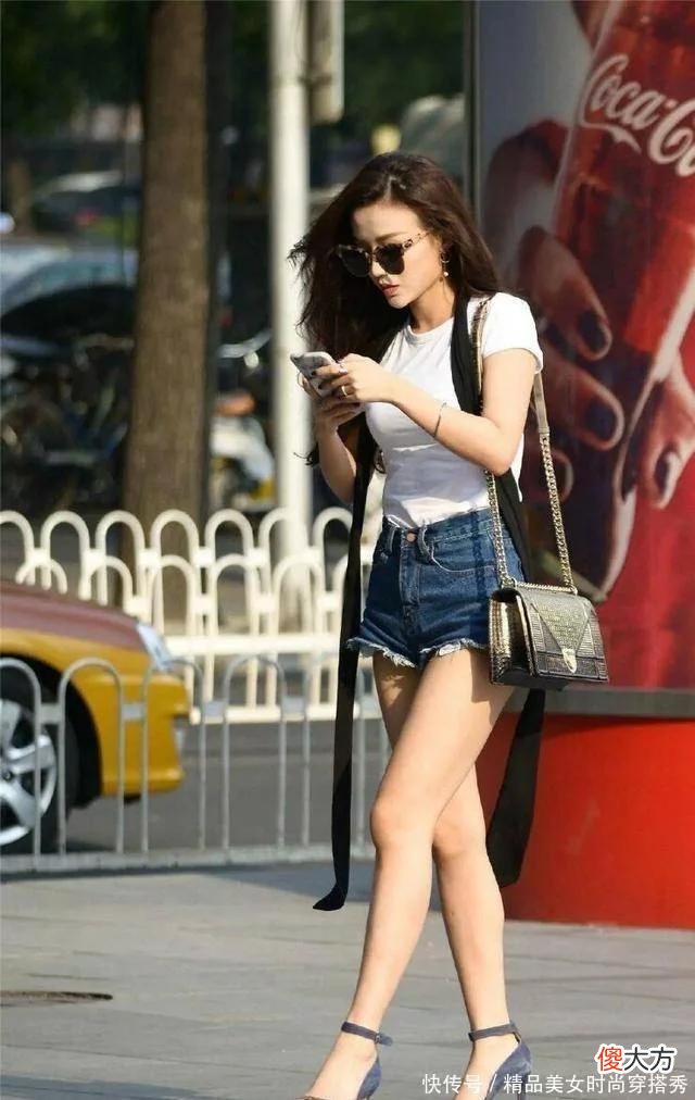 【时尚一点】黑色露肩上衣搭配打底裤，简单不繁杂，突出纤细线条
