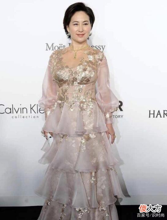 【就爱时尚】何超琼：成熟女性在穿衣搭配上，如何穿出高级感和女人味？