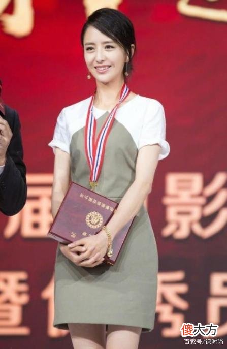 【时尚一点】佟丽娅简约风造型分析，网友评论没眼光了