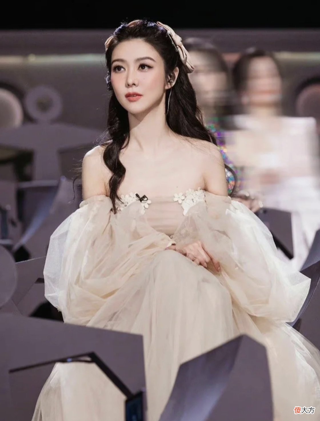 【时尚一点】一美就是40年，薛凯琪的脸蛋告诉我们，无滤镜也能时髦真高级