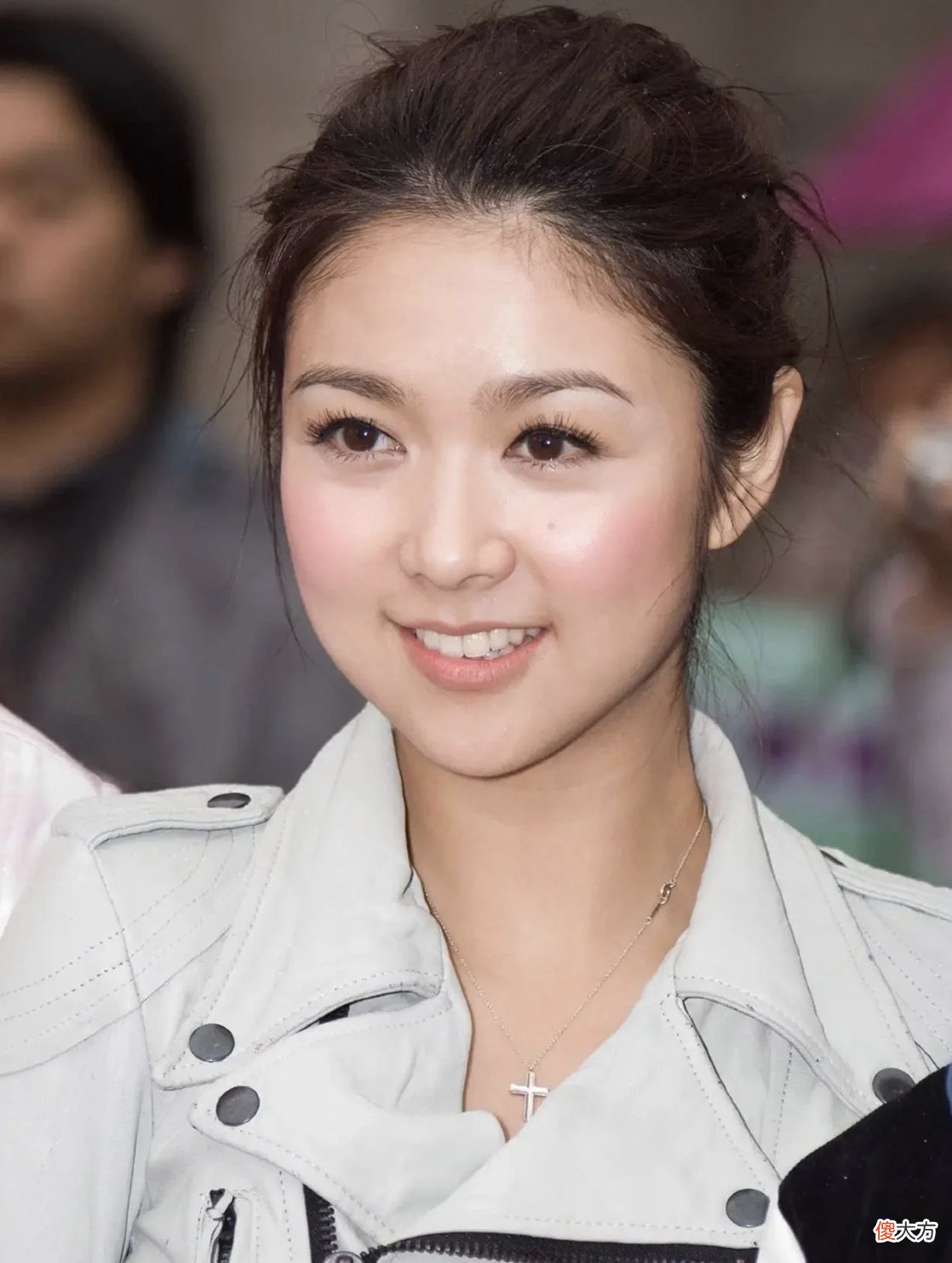 【时尚一点】一美就是40年，薛凯琪的脸蛋告诉我们，无滤镜也能时髦真高级