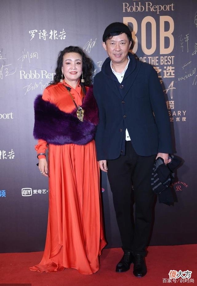 【就爱时尚】张兰真是时髦，简约印花t恤搭配黑色裤裙