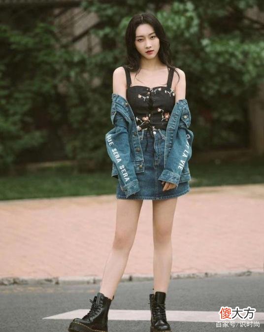 【时尚一点】杨幂街拍女王牛仔短裙造型，网友：这身材真是瘦得过分了