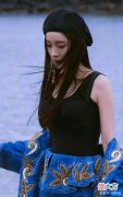 【时尚一点】杨幂街拍女王牛仔短裙造型，网友：这身材真是瘦得过分了