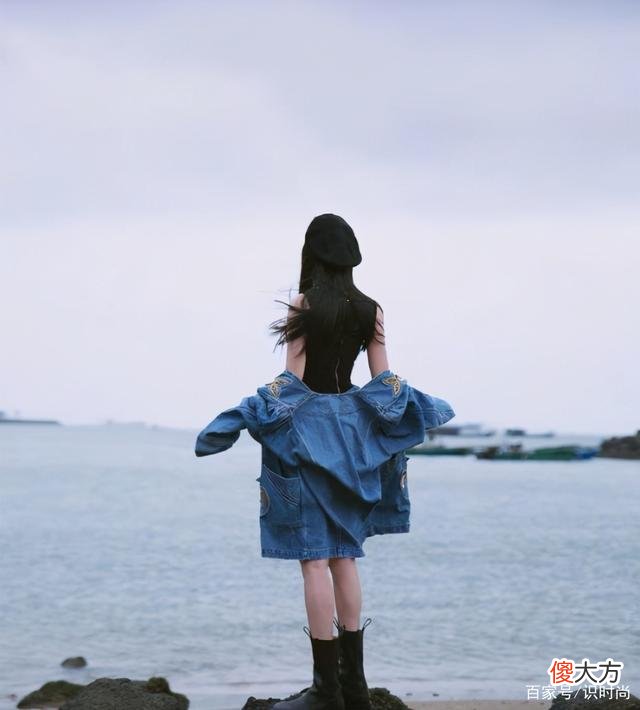 【时尚一点】杨幂街拍女王牛仔短裙造型，网友：这身材真是瘦得过分了