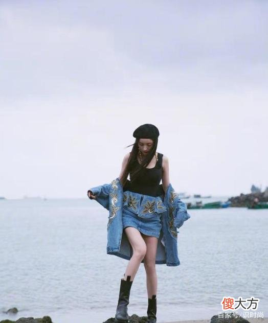【时尚一点】杨幂街拍女王牛仔短裙造型，网友：这身材真是瘦得过分了