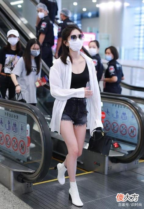 【时尚一点】杨幂街拍女王牛仔短裙造型，网友：这身材真是瘦得过分了