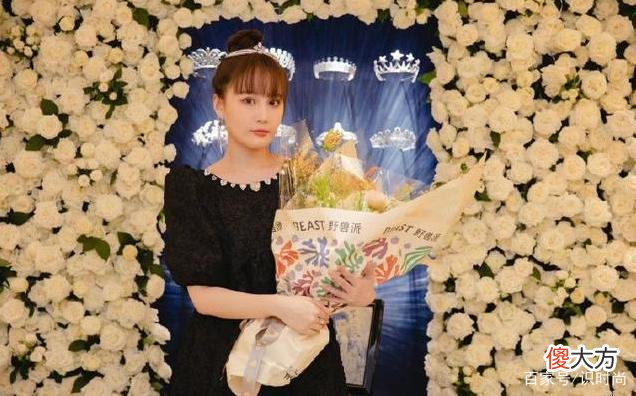 【时尚一点】小黑裙怎么穿才能显得高贵又迷人？
