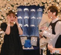 【时尚一点】小黑裙怎么穿才能显得高贵又迷人？