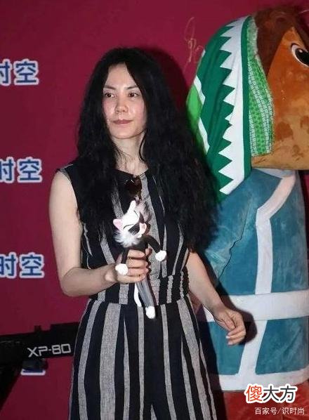 【就爱时尚】王菲身材高挑气质出众，自成一派美出新高度