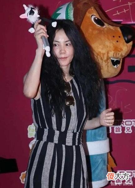 【就爱时尚】王菲身材高挑气质出众，自成一派美出新高度