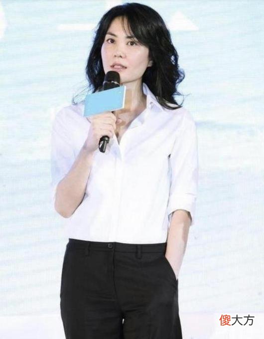 【就爱时尚】王菲身材高挑气质出众，自成一派美出新高度