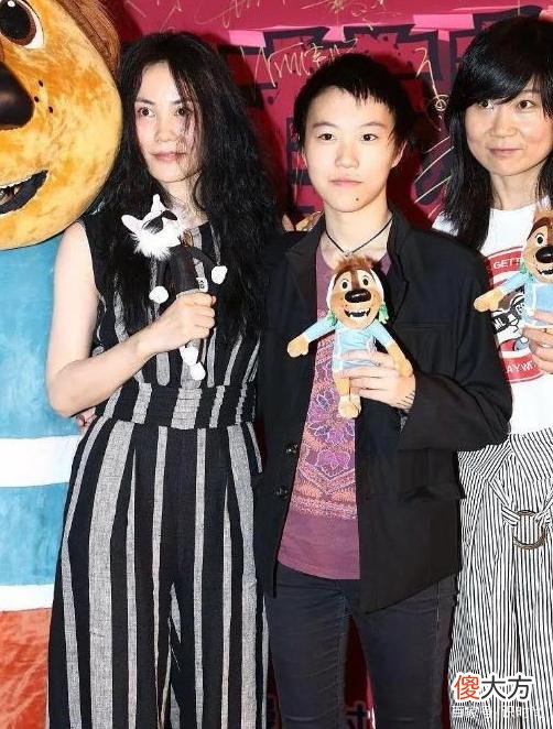 【就爱时尚】王菲身材高挑气质出众，自成一派美出新高度