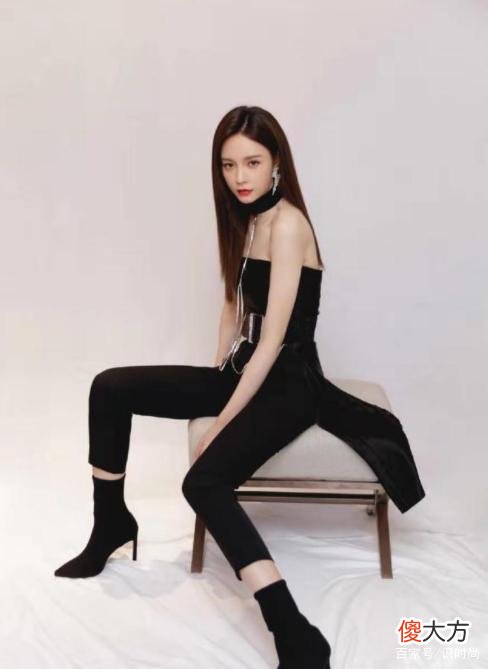 【时尚一点】黑色抹胸造型怎么穿才好看