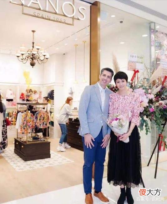 【就爱时尚】梁咏琪罕见一家三口齐齐现身活动，印花上衣搭配半身裙展现时尚感