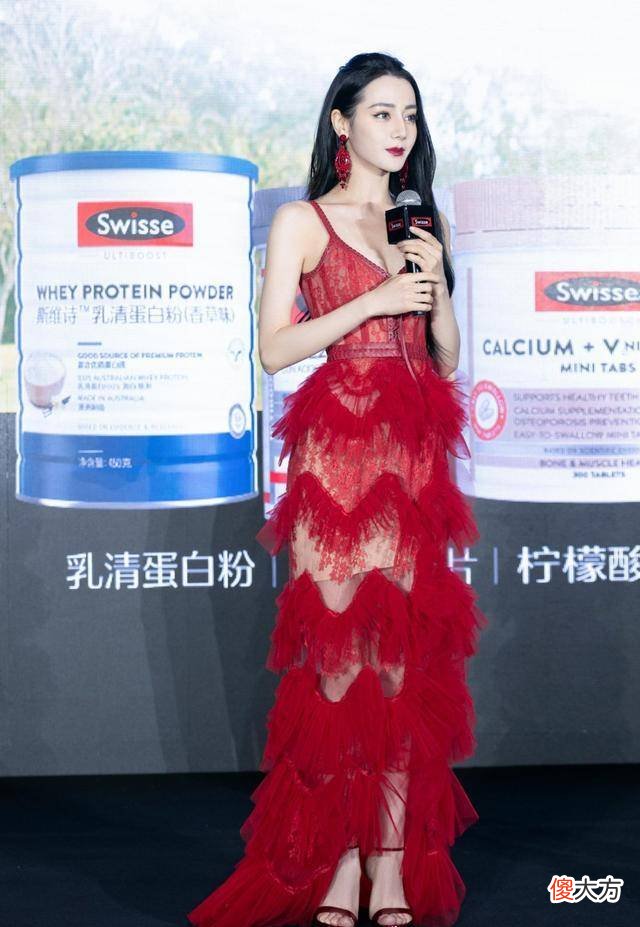 【就爱时尚】迪丽热巴真是“人间富贵花”，一袭红色长裙太美了，好身材藏不住
