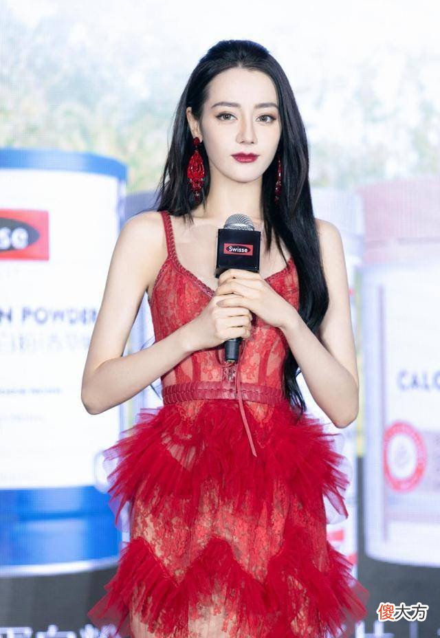 【就爱时尚】迪丽热巴真是“人间富贵花”，一袭红色长裙太美了，好身材藏不住