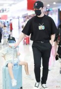 【时尚一点】黄晓明跟儿子小海绵一同出镜，窦骁何超莲淑女风路线完美契合