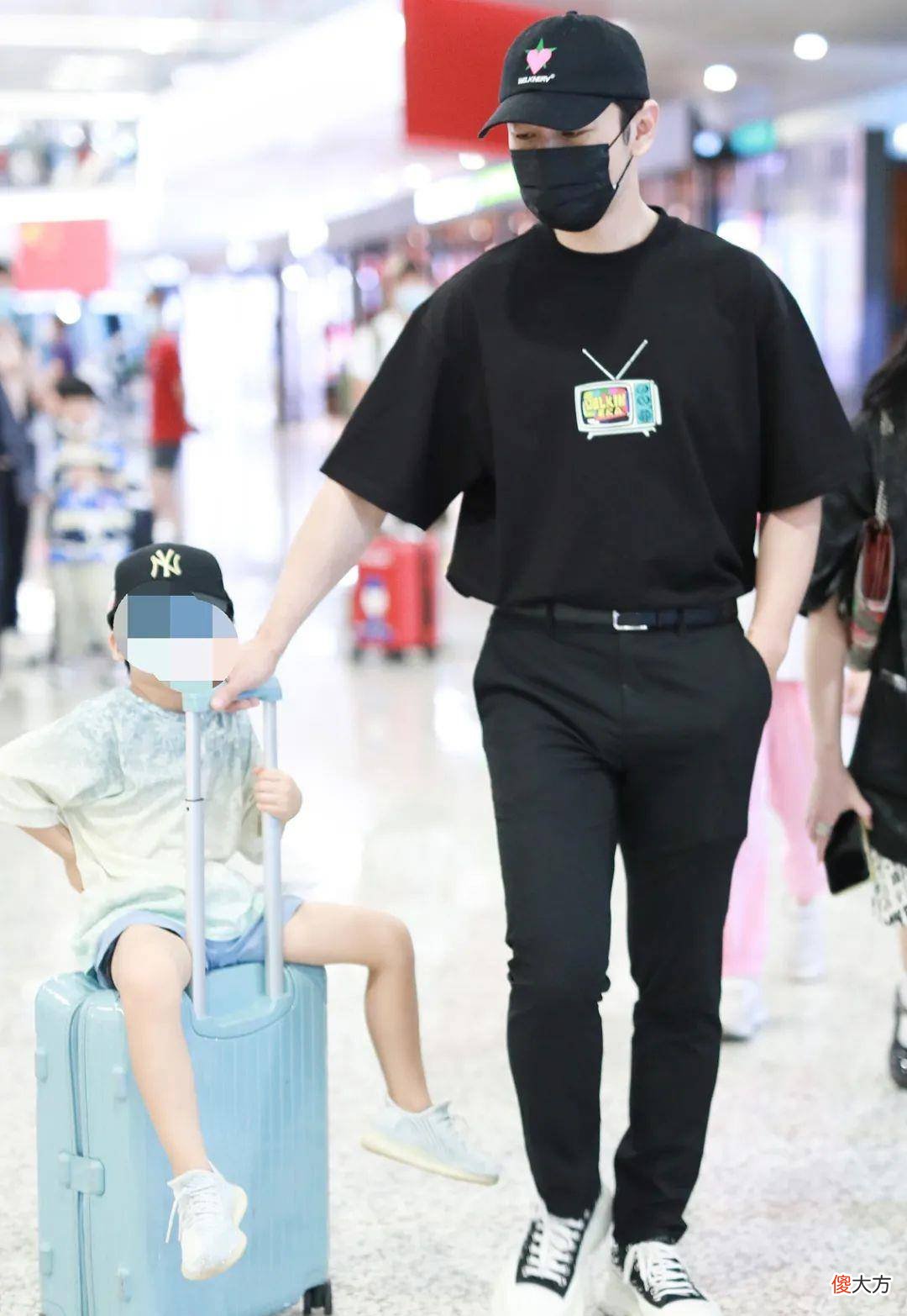【时尚一点】黄晓明跟儿子小海绵一同出镜，窦骁何超莲淑女风路线完美契合