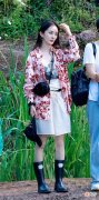 【时尚一点】杨幂录制节目路透照曝光，一袭衬衫搭配t恤，更加宽松随意