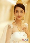 【就爱时尚】女星走红毯造型，佟丽娅仙气灵动，霍思燕身材小腰粗