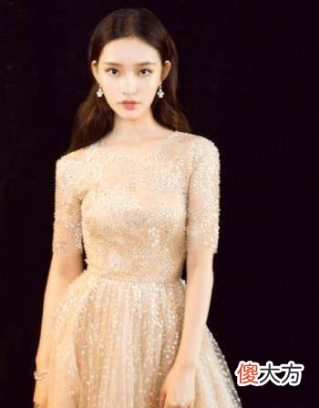 【就爱时尚】女星走红毯造型，佟丽娅仙气灵动，霍思燕身材小腰粗