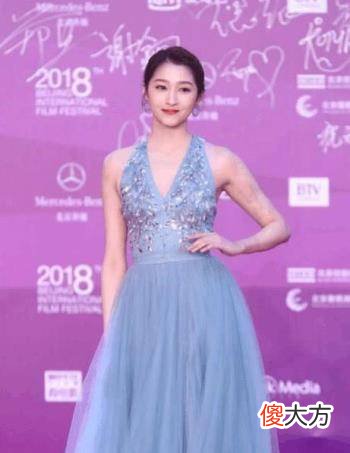 【就爱时尚】女星走红毯造型，佟丽娅仙气灵动，霍思燕身材小腰粗