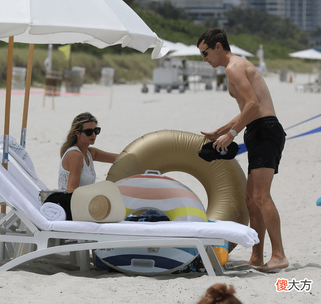 【时尚一点】伊万卡和老公带两个儿子到海边度假，这身少女感十足