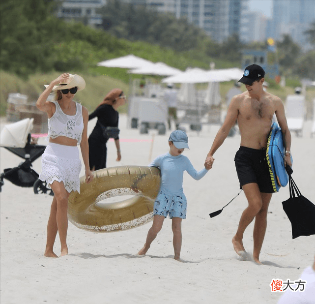 【时尚一点】伊万卡和老公带两个儿子到海边度假，这身少女感十足