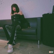 【就爱时尚】乃万辣妹穿搭模板，一字肩牛仔连体裤，简约不失个性