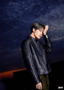 【就爱时尚】林彦俊新近照曝光，穿老虎印花上衣配皮衣，霸气吸睛