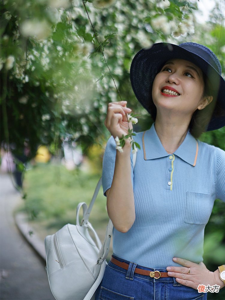 【就爱时尚】50、60岁的女人，如何穿搭显年轻又显高级？看她就知道了：好美！