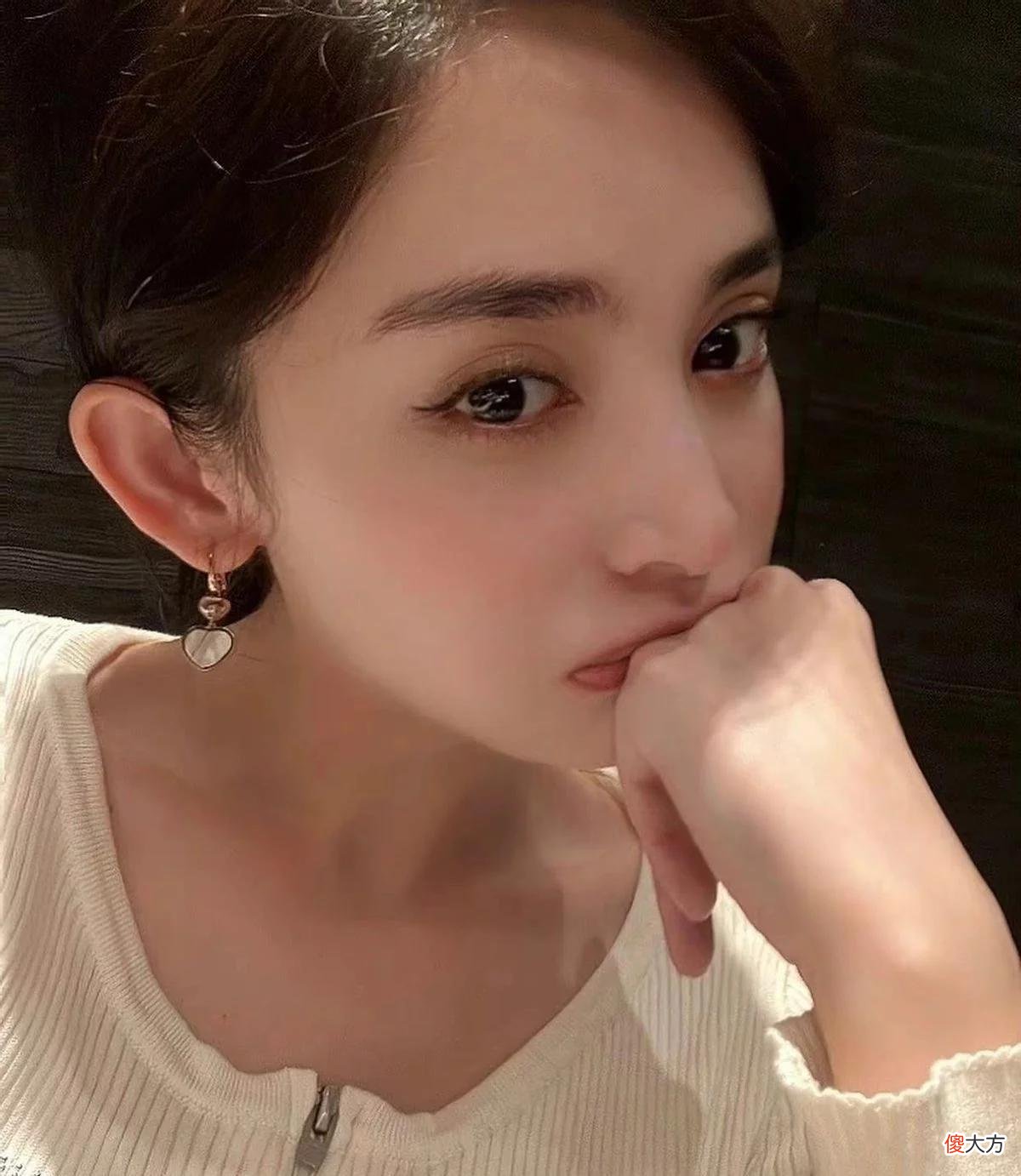 【就爱时尚】娜扎妈妈比女儿还时髦，穿透视装身材富态五官却精致，比女儿漂亮