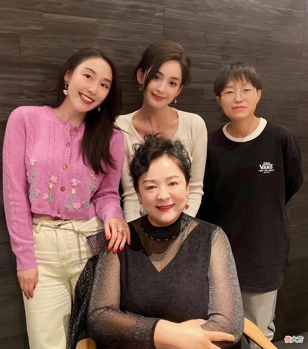 【就爱时尚】娜扎妈妈比女儿还时髦，穿透视装身材富态五官却精致，比女儿漂亮