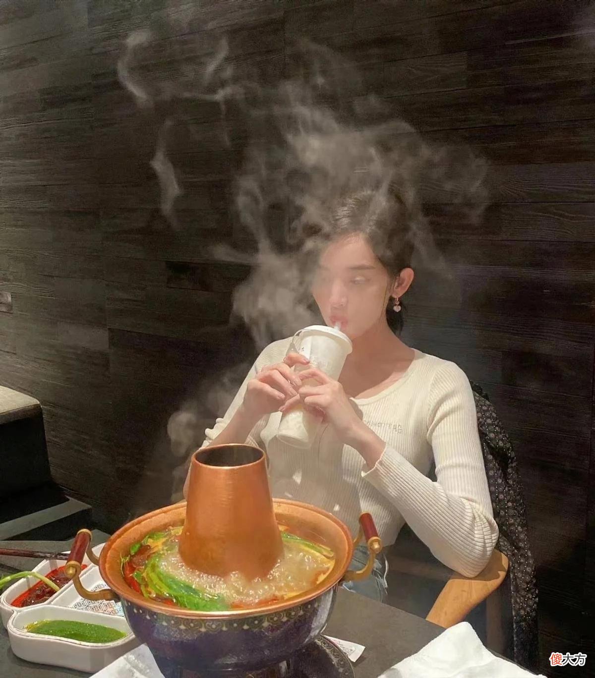 【就爱时尚】娜扎妈妈比女儿还时髦，穿透视装身材富态五官却精致，比女儿漂亮