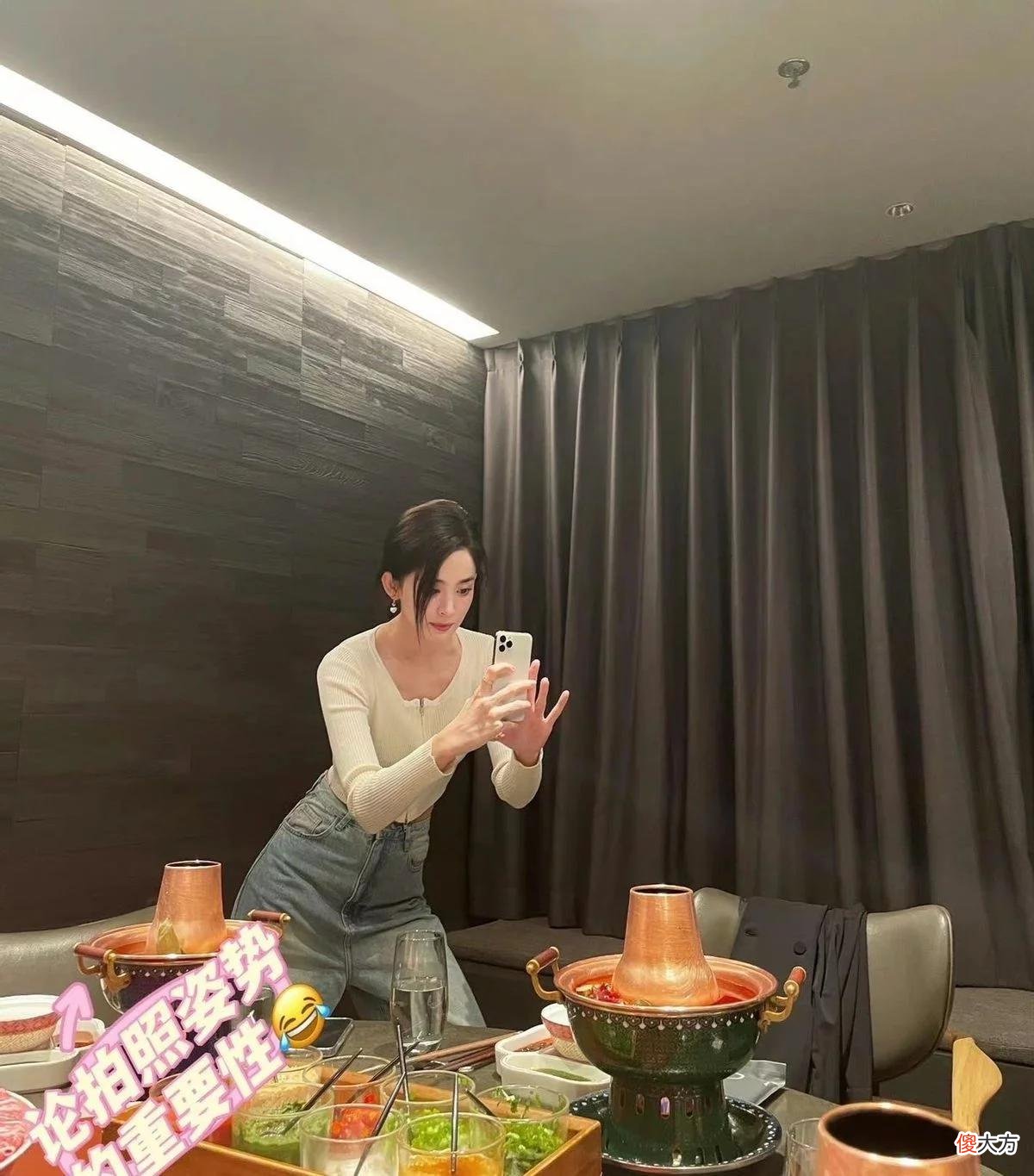 【就爱时尚】娜扎妈妈比女儿还时髦，穿透视装身材富态五官却精致，比女儿漂亮