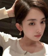 【就爱时尚】娜扎妈妈比女儿还时髦，穿透视装身材富态五官却精致，比女儿漂亮