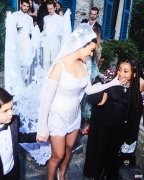 【时尚一点】金大姐晒照庆祝结婚2周！纹身男亲吻新娘的脚真宠溺，迷你裙太美