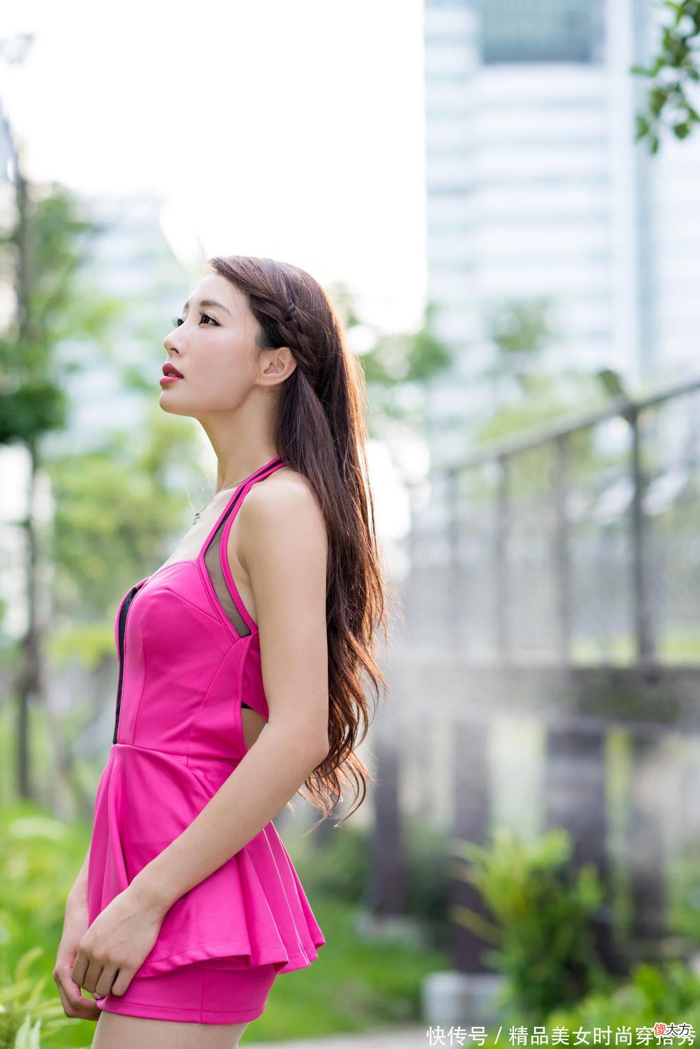 【时尚一点】枚红色的吊带套装裙，夏日里穿着吸睛又不失女生的优雅