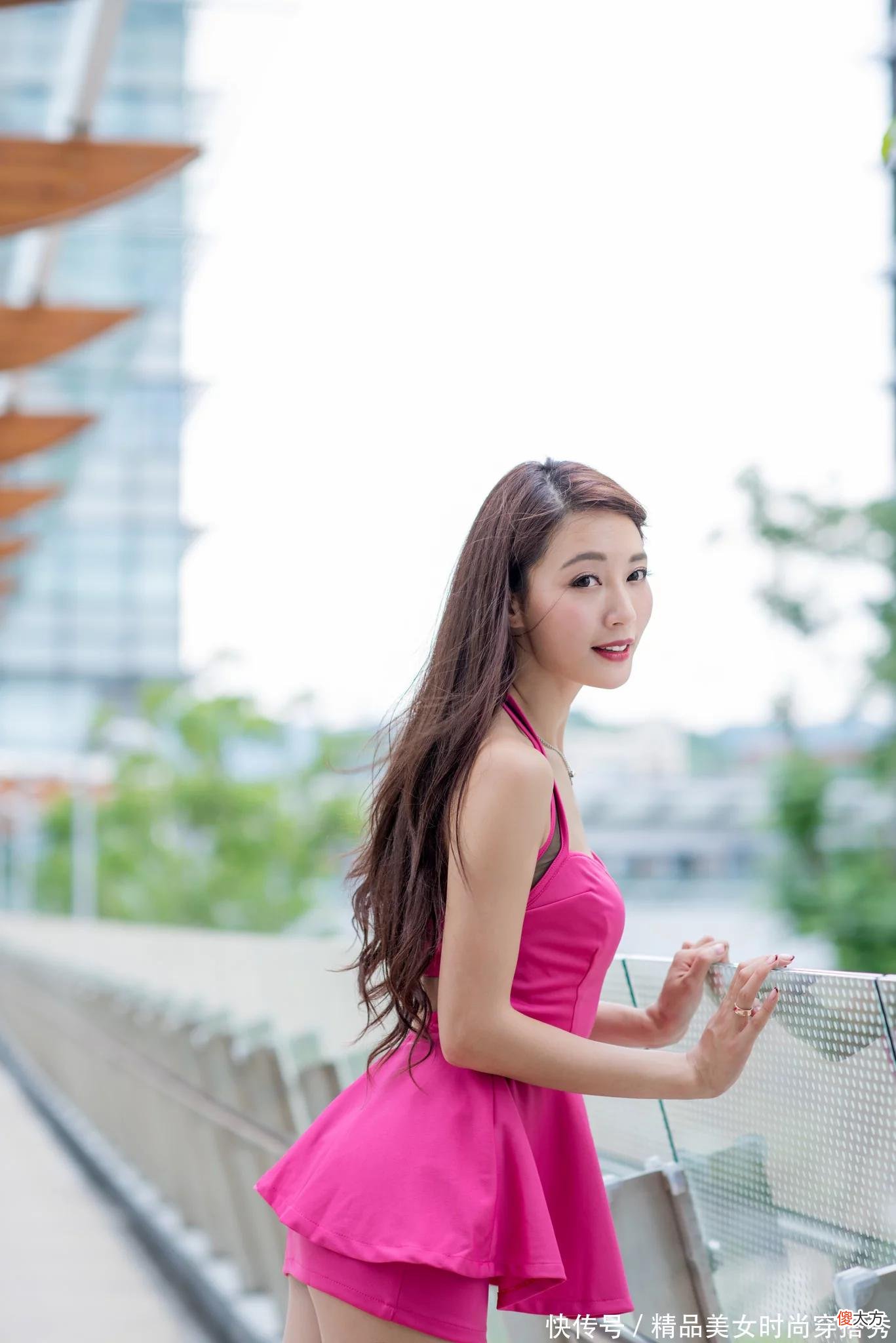 【时尚一点】枚红色的吊带套装裙，夏日里穿着吸睛又不失女生的优雅